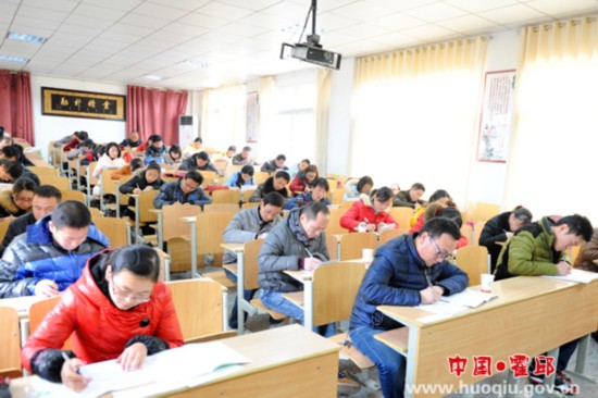 霍邱县普通高中青年教师参加课标应用考核