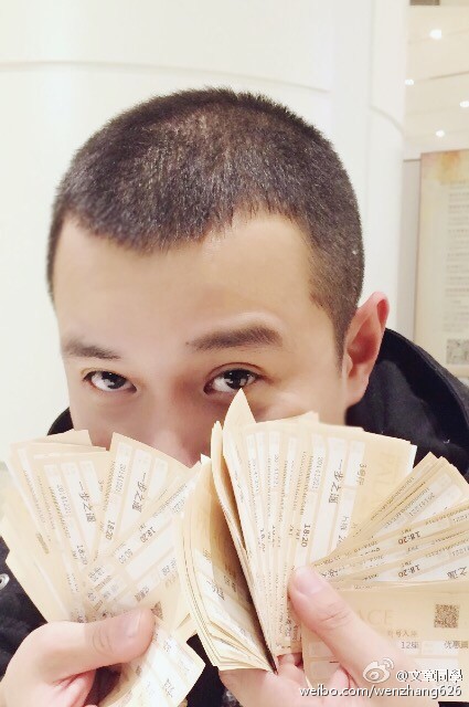 文章出轨门后首晒照片 双手握数十张电影票