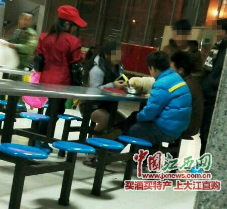 网曝新余一女大学生食堂公碗喂狗