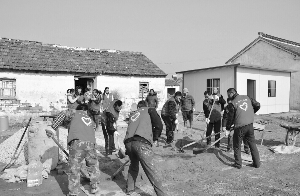 盐城大丰义工出力企业出钱 祖孙搬危房住新房