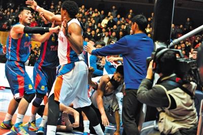 CBA川津之战球员群殴 四川外援奥顿被打出血