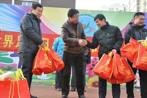 为广泛推动足球运动 赤峰体彩向小学赠送足球