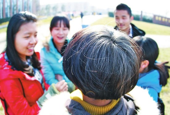 郑州大一<em>女生</em>满头<em>白发</em> 边上学边照顾植物人妈