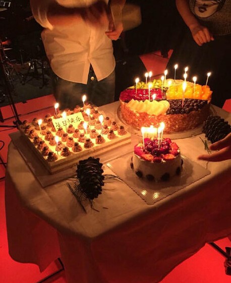 张杰晒32岁生日宴合影 范冰冰张柏芝等到贺