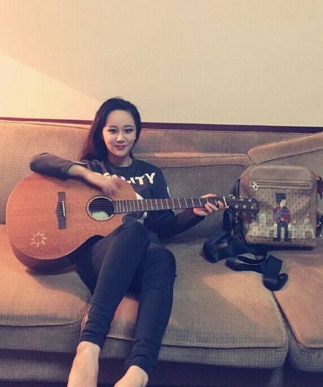 杨紫轻熟女变朋克浓妆艳抹弹吉他 围观圈内各