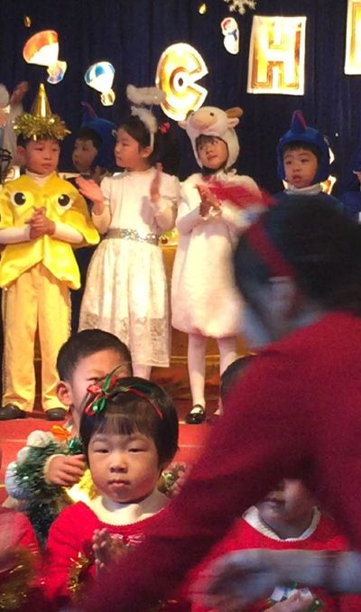 陆毅晒贝儿幼儿园演出照 扮演小绵羊萌翻