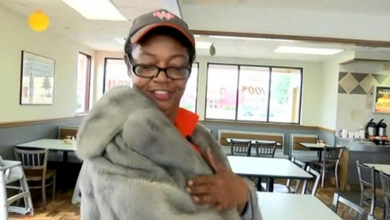 豪爽女顾客送收银员1万美元貂皮大衣当小费(图