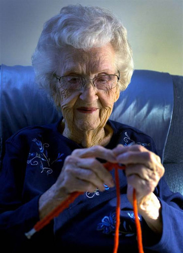 104岁天山童姥养生秘诀:吃素加织毛衣(图)