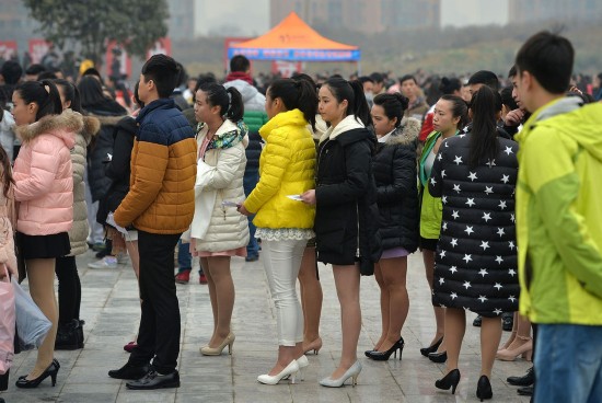 各地艺考寒风中开始 女生仅穿丝袜--北京频道-