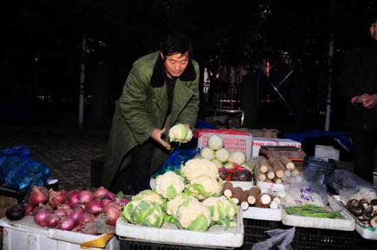 卖菜哥成菜场名人 边卖菜边写诗