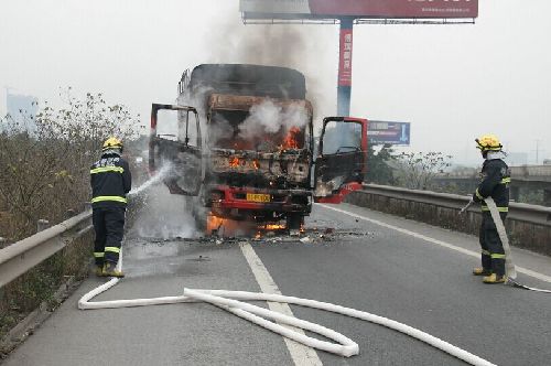 成都绕城高速成绵入口闸道处一货车行驶途中突