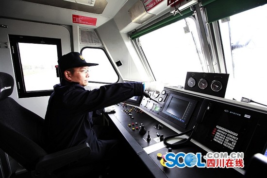 中国首台高铁救护车亮相(组图)