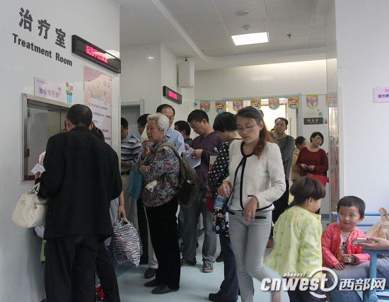 西安大医院儿科爆满 医生:不要给孩子穿衣太厚