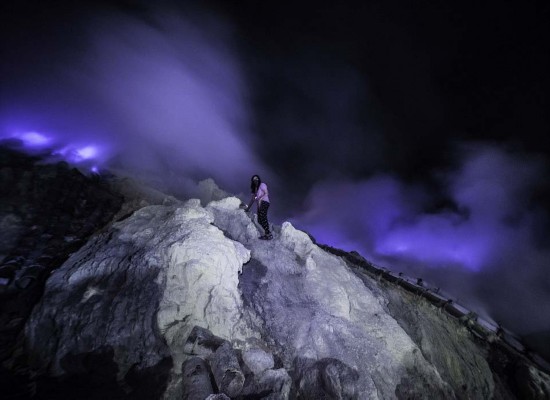 印尼火山喷发蓝色岩浆 如科幻大片场景(组图