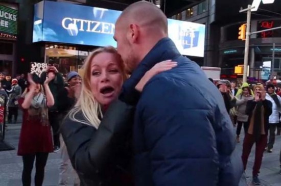 苏格兰球员快闪热舞求婚 感人视频走红网络(组