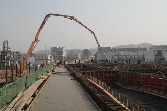 金寨红石嘴防汛交通桥浇筑首段箱梁