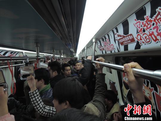 平安夜郑州地铁开跑“爱情专列”年轻人蜂拥(图)