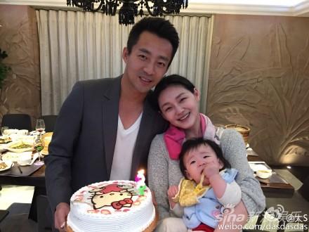 大S晒一家三口全家福 变幸福小鸟依偎汪小菲