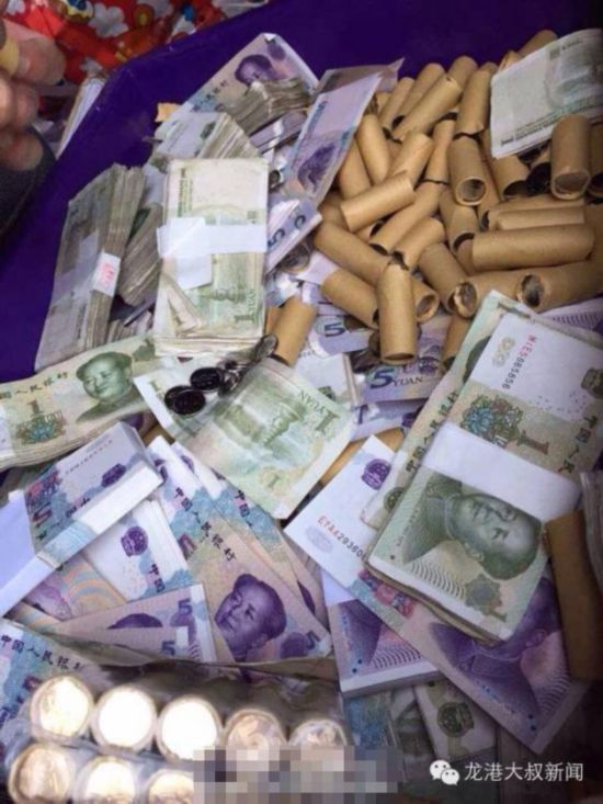 男子扛40万零钱银行还贷 16个人6小时清点完(图)