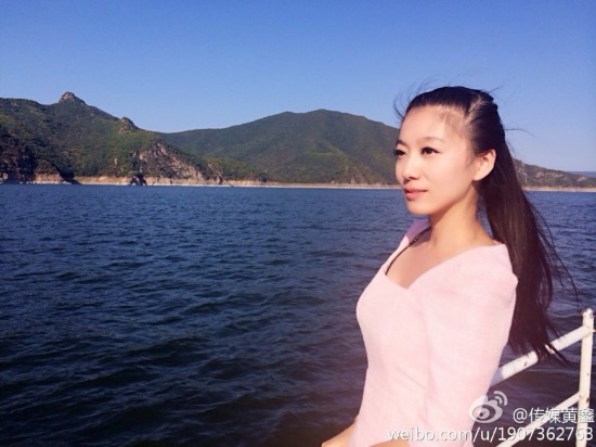 美女教师拄拐上课走红 被赞最美女腰