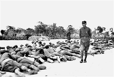 敢同毛泽东拍桌子的将军 37岁牺牲令毛泽东落