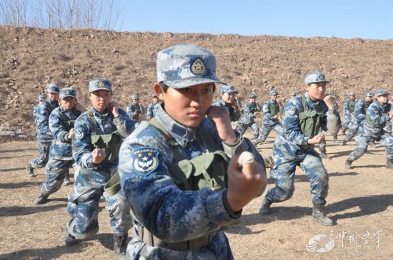 空军女新兵完成训练下连 肩负超大个背囊