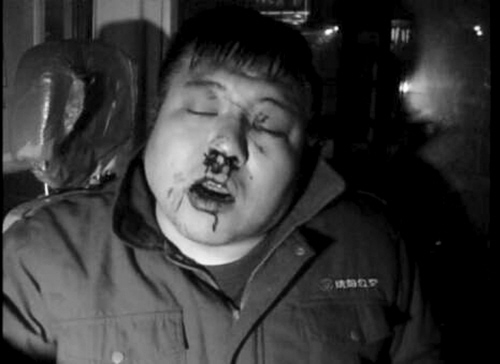 一对男女大闹公交车:男的小便 女的扔卫生巾砸