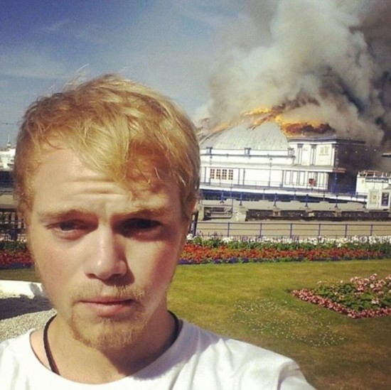 全球十大最愚蠢自拍照:棺材旁傻笑 火灾现场笑