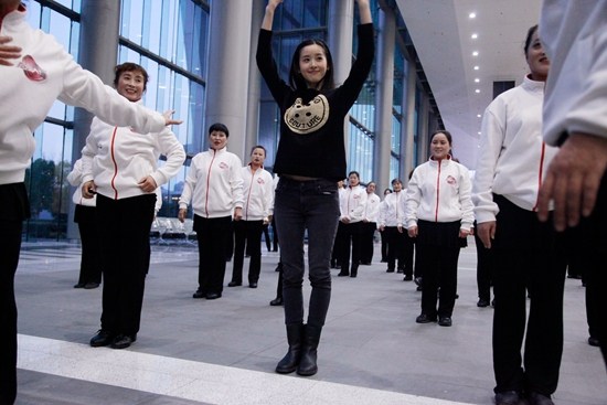奶茶妹章泽天与大妈跳 小苹果