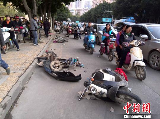 广西南宁发生恶性交通事故致1死10伤