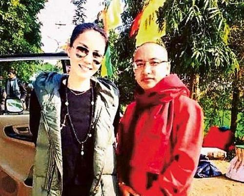 李亚鹏携李嫣为窦靖童庆生 王菲印度拜佛似少