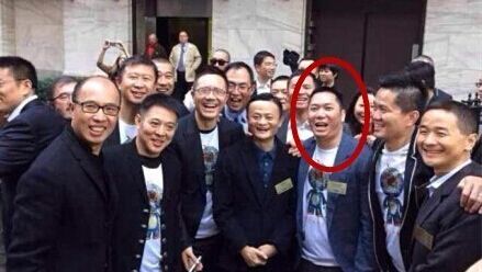 2014年6月,有网友在微博晒出一组赵薇同学兼好友聚会的照片,照片中