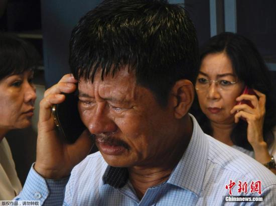 亚航客机失联 乘客亲属机场焦急等待讲述幕后