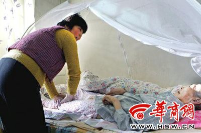 婆婆瘫痪十多年儿媳一直照顾 丈夫:感觉挺亏欠