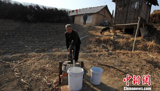 吉林老夫妻30年隐居田间 不用电只点蜡烛