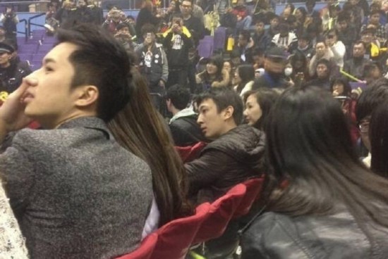 王思聪带女友看T-ara演唱会 并与成员合影