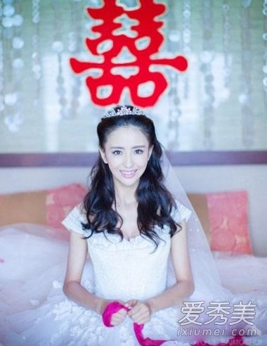 36岁戴佩妮梳盘发出嫁 明星婚纱照发型比美