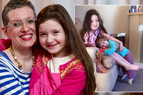 女子坚持喂6岁女儿母乳 称让女儿选择何时断奶