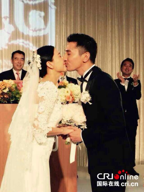 戴佩妮大婚与老公当场玩180度热吻 盘点明星婚