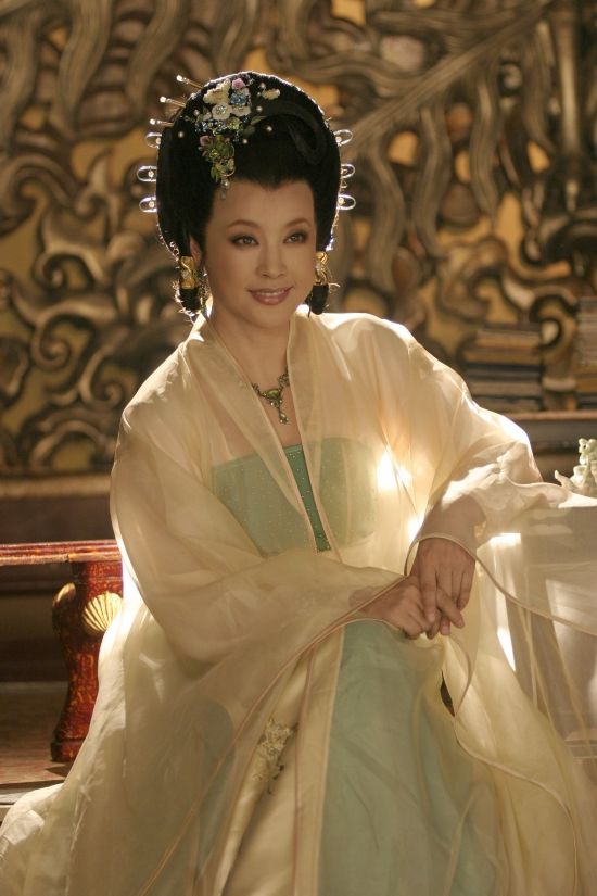 2006年,近60岁的刘晓庆在大陆电视剧《日月凌空》中二度饰演武则天.