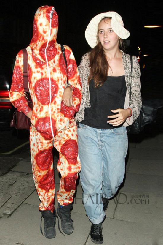 ʱ815գƤĿ (Cara Delevingne) 󷵼·ϰPizzaͼͷסˮҲͬ