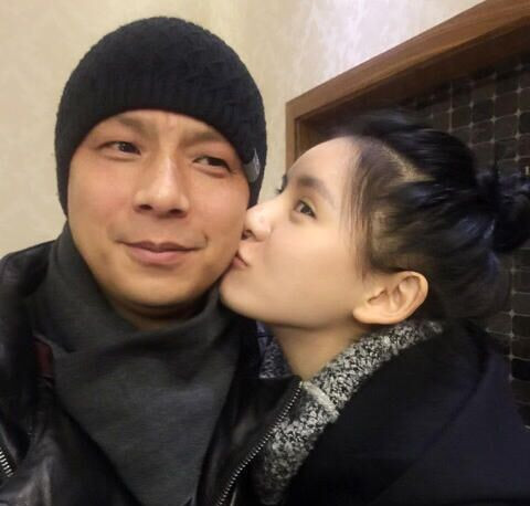 王思聪女友张予曦晒与父亲合影 张爸年轻帅气