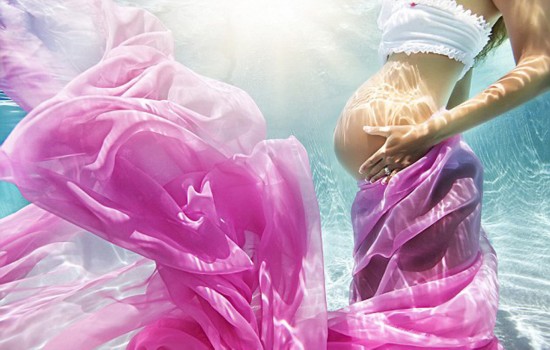 摄影师拍摄唯美孕妇水下写真照 灵动如美人鱼