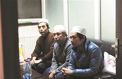 冯广聚的儿子们为他守灵