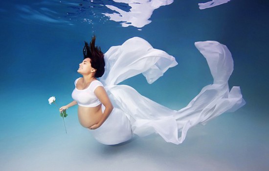 摄影师拍摄唯美孕妇水下写真照 灵动如美人鱼