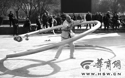 空竹爱好者舞30米长龙空竹离心力重达五六十频虎视画姚少华图片