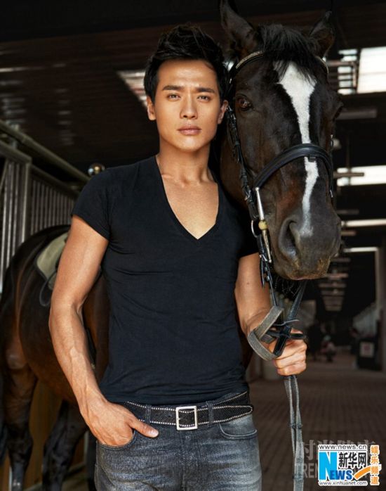 图:高云翔迎新年写真俊朗出镜 潇洒驭马胸肌惹