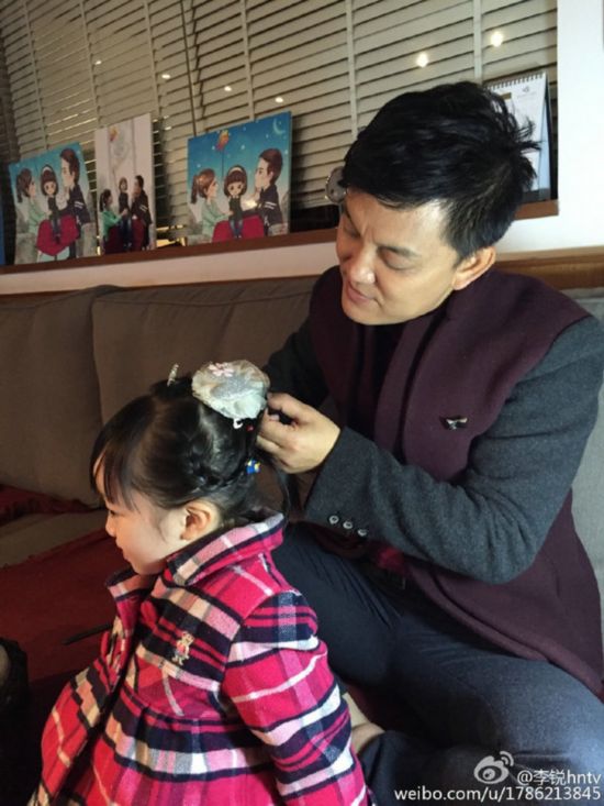 女汉子<em>盘发</em>造型PK:Grace坐姿霸气 甜馨狂打手