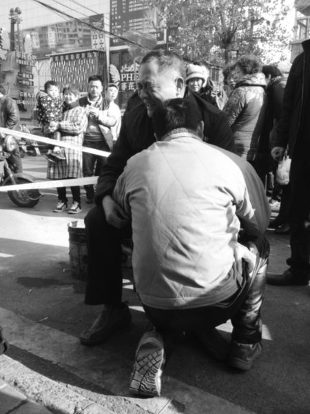 男子吃包子想少付2元遭拒 找人捅死老板娘(图