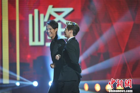 《国剧盛典》揭幕 李易峰钟汉良挽手秀恩爱(
